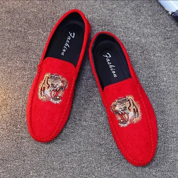 Coslony Moda lüks marka ayakkabı Kadife erkek loafer ayakkabılar Parti Düğün Avrupa Tarzı Kaplan Işlemeli Erkek Siyah Kırmızı Daireler