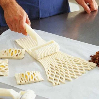 En iyi Plastik Tekerlek Bıçak Kabartma hamur açma makinesi Kafes Zanaat Pişirme Araçları Büyük Boy Çekme Net Pizza Kesiciler ve Tekerlekler