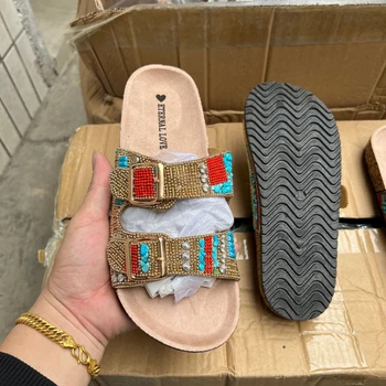Düz kadın Terlik Yeni Retro Etnik Tarzı Altın Toka Nokta Matkap Dekoratif İçi Boş Burnu açık Kadın Terlik Kadın Zapato Sapato