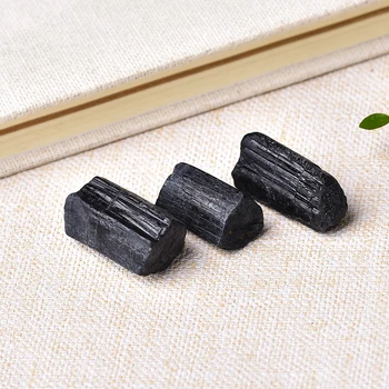 Doğal siyah turmalin taşı şifa taşı Ham Kristaller Reiki mineral Ev Dekorasyon enerji taşı Kaya mineral örneği hediye